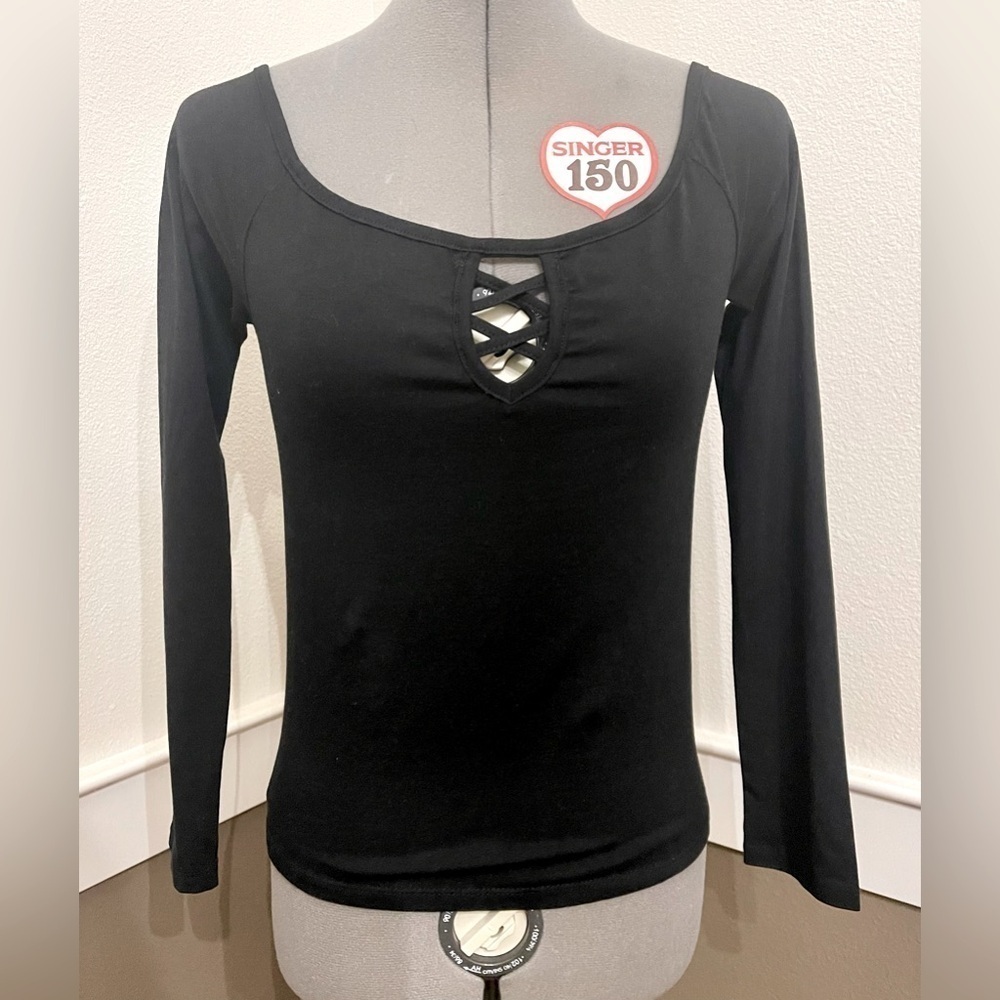 Active USA Scoop Neck Fitted Long Sleeve Top Size M Black Criss Cross NWOT - Picture 4 of 8